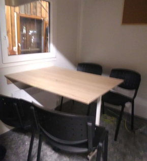 Tisch mit Stühlen im MANNSCHAFTSANHÄNGER
